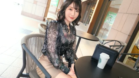 SIRO-5273 [A Married Woman with a Problem] “When I’m on top, I’m the type who moves on my own…” Searching for a good spot, I continue to move my hips mindlessly, drawing waves of pleasure to myself. She is honest about her own pleasu